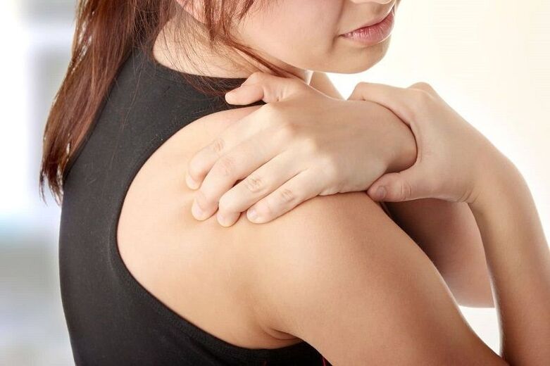Bei der zervikalen Osteochondrose strahlen die Schmerzen in die Schulter aus
